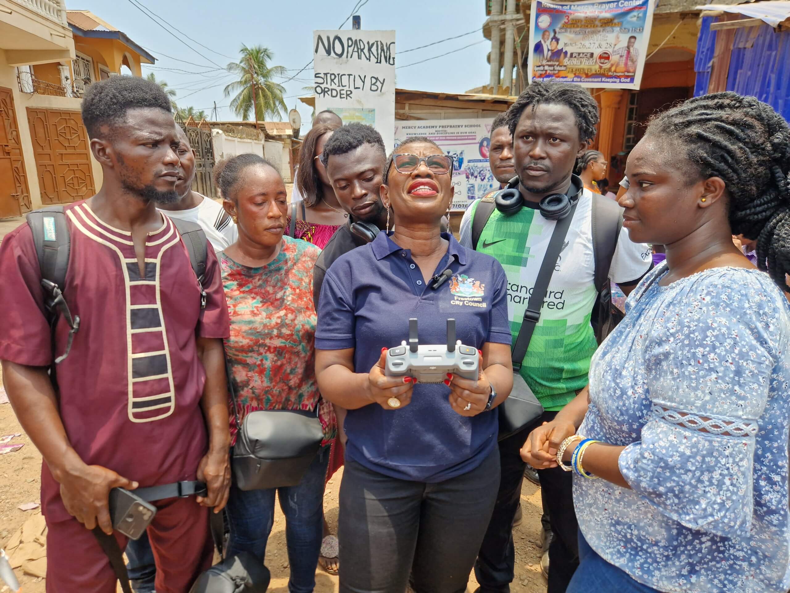 Yvonne Aki-Sawyerr, Mayor of Freetown, joins Humanitarian OpenStreetMap Team in drone mapping in Freetown, Sierra Leone. © Humanitarian OpenStreetMap Team 